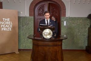 Maria Corina Machado, Friedensnobelpreisträgerin, in Oslo, Tochter nimmt Preis entgegen, während sie anreist.