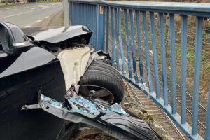 Verkehrsunfall an Kreuzung: beschädigte Autos und Einsatz von Rettungsdiensten.