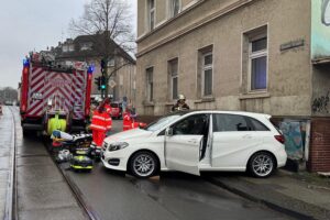 Unfallstelle mit verletzter Fußgängerin, Einsatzkräfte und Feuerwehrfahrzeuge an der Steeler Straße.