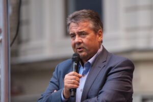 Sigmar Gabriel diskutiert europäische Stärke in Wirtschaft und Militär im Kontext US-Strategie.