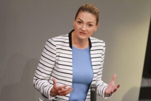 Judith Gerlach empfiehlt Grippeimpfung in München zur Bekämpfung neuer Influenza-Subgruppe.
