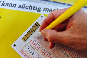 Spielschein für Eurojackpot mit Gewinnzahlen und Warnhinweis zur Suchtgefahr.
