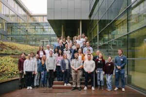 Wencke Gwozdz überreicht LEAF-Zertifikate an drei nachhaltige Forschungslabore der Justus-Liebig-Universität.
