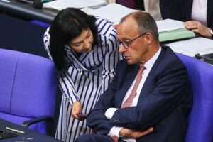 Franziska Giffey diskutiert Klimaschutz und Wirtschaft, kritisiert Merz' Prioritäten auf CSU-Parteitag.
