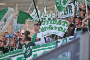Fürther Fans feiern Weihnachten mit Kindern, Geschenkübergabe und festlicher Stimmung im Sportpark.