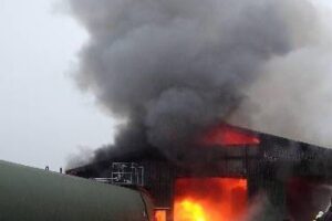 Brennende Lagerhalle, Feuerwehr im Einsatz, starke Rauchentwicklung, große Schadenshöhe, drohende Explosionsgefahr.
