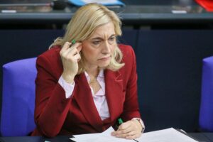 Nina Warken diskutiert Gesundheitsreformen vor dem Hintergrund steigender Zusatzbeiträge und finanzieller Probleme.