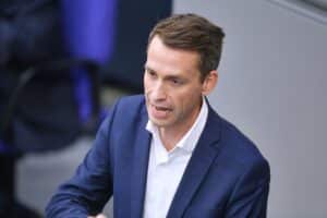 Politiker im Streit über Rentenreform: Grüne fordern Stabilität, Linke kritisieren Koalitionsverhalten.
