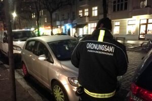 Politesse verteilt Knöllchen, während die Diskussion um höhere Anwohnerparkgebühren in Berlin tobt.