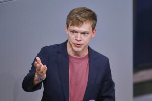 Timon Dzienus fordert Nachholung von Feiertagen, die auf Wochenenden fallen.