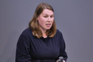 Denise Loop bei einer Rede über Menschenhandel und die Bedeutung von Aufenthaltserlaubnissen in Deutschland.