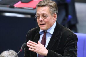 Konstantin von Notz diskutiert den Einsatz für Demokratie gegen Extremismus in Deutschland.