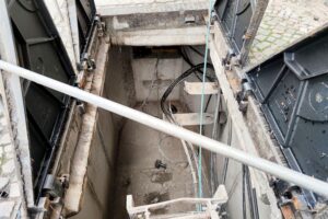 Kabelschacht mit Glasfaserinstallation, symbolisch für den Glasfaserausbau in Halle (Saale).