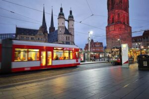Straßenbahn auf dem Marktplatz in Halle, symbolisiert städtische Entwicklung und Förderung.