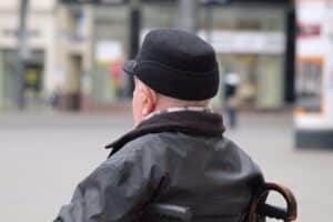 Mann im Rollstuhl symbolisiert Teilhabe und Unterstützung für Menschen mit Behinderungen in Hamburg.