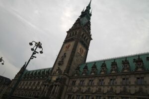 Hamburgs Bürgerschaft diskutiert Sondervermögen für Klimaschutz-Investitionen und Verkehrsinfrastruktur.