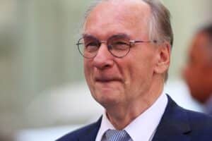 Reiner Haseloff applaudiert der gesicherten medizinischen Versorgung im Krankenhaus Zerbst.