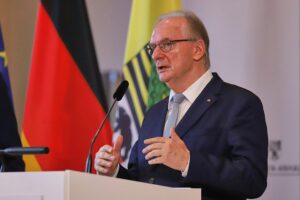 Reiner Haseloff spricht zu gesellschaftlichem Zusammenhalt und wirtschaftlicher Entwicklung in Sachsen-Anhalt.