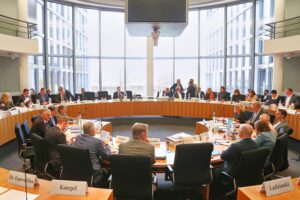Bundestags-Haushaltsausschuss diskutiert kritisch über Rüstungsentscheidungen im Wert von 52 Milliarden Euro.