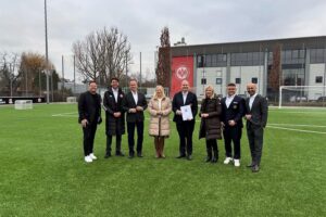 Diana Stolz überreicht Eintracht Frankfurt Förderbescheid für Nachwuchsleistungszentrum in Riederwald.