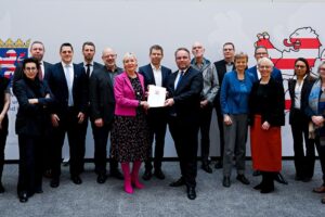 Gruppenfoto von Ministerien und Hochschulvertretern zur Unterzeichnung des Digitalpakts 2.0 in Hessen.