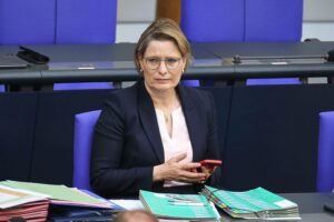 Hubig gegen Klarnamenpflicht im Internet Justizministerin Stefanie Hubig diskutiert Klarnamenpflicht im Internet; Meinungsfreiheit versus Anonymität.