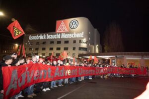 Kundgebung der IG Metall vor Volkswagen-Werk, Beschäftigte fordern Zukunftsperspektiven und Investitionen.