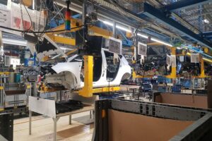 Ein Fabrikgelände mit modernen Maschinen und Montagebändern für die Automobilproduktion.