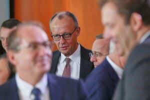 Friedrich Merz diskutiert bei Kabinettssitzung über Wirtschaft und aktuelle Herausforderungen der Regierung.