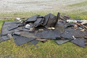 Illegale Bauschuttablagerung an Zufahrt zum Bürgerwindpark in Norderwöhrden.