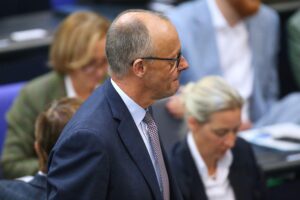 Friedrich Merz und Alice Weidel diskutieren die aktuelle Umfrage zur Bundestagswahl und Zufriedenheit.