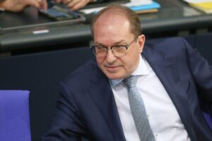 Alexander Dobrindt warnt vor Russlands Einfluss auf Spionage und Extremismus in Deutschland.