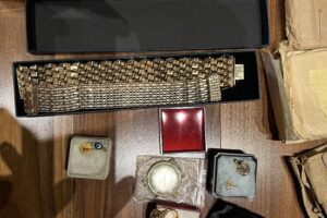 Drei Festgenommene, beschlagnahmte Edelmetalle und Falschgeld bei internationalen Betrugsoperationen.