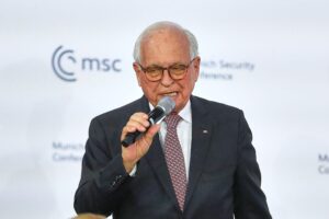 Wolfgang Ischinger fordert stärkeren Druck auf Russland zur Unterstützung der Ukraine im Konflikt.
