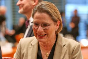 Stefanie Hubig diskutiert gentechnisch veränderte Lebensmittel und betont Verbrauchertransparenz und Wahlfreiheit.