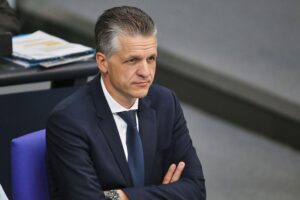 Thorsten Frei spricht über Regierungsprojekte und Bürgerunverständnis in Berlin, CDU-Logo sichtbar.