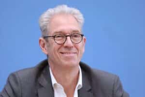 Andreas Gassen spricht über neue Einnahmequellen für das Gesundheitssystem, inklusive Praxisgebühren und Steuern.
