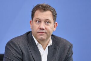 Lars Klingbeil spricht über politische Lehren, Zusammenarbeit und Hoffnung auf die Fußball-WM 2026.