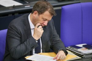 Lars Klingbeil präsentiert die geplante Frühstart-Rente für Kinder im Jahr 2027.