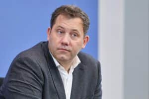 Lars Klingbeil spricht über transatlantische Beziehungen und Europas erforderliche Stärke.