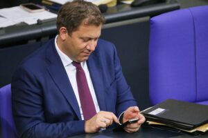 Lars Klingbeil genießt Weihnachtszeit mit Familie, minimaler Bildschirmnutzung und Abstand zum Alltag.