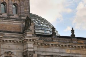 Bundestagspräsidentin Julia Klöckner diskutiert Sicherheitsrichtlinien für Abgeordnetenmitarbeiter im Bundestag.