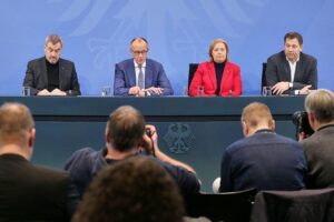 Pressekonferenz mit Kanzler Merz, Union und SPD zu Infrastrukturprojekten und Umweltanpassungen.