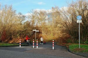 Sperrpfosten sichern Unterführung; Fußgänger und Radfahrer nutzen neuen Zugang zur Kurt-Schumacher-Brücke.