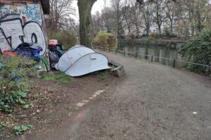 Obdachlose unter frostigen Bedingungen, Unterstützung durch Stadt Köln, Winterhilfe und soziale Einrichtungen.
