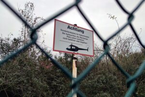 Hubschrauberlandeplatz auf Krankenhausdach, symbolisiert Luftrettung und innovative Transportlogistik.