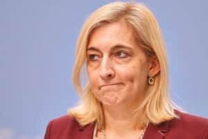 Bundesgesundheitsministerin Nina Warken, Krankenkassen, Reformen, Sparpaket, steigende Beiträge, Arzneimittelausgaben.