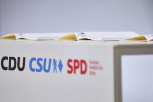 Politiker unterzeichnen Koalitionsvertrag: CDU, CSU und SPD vereint für Sachsens wirtschaftliche Zukunft.