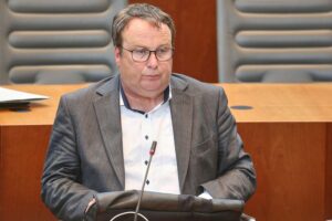 Oliver Krischer bei der Eröffnung der neuen Rahmedetalbrücke in Nordrhein-Westfalen, Warnung vor maroden Brücken.