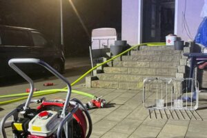 Feuerwehr löscht Küchenbrand, rettet zwei Katzen, Bewohner kontrolliert, Feuerwehr im Einsatz.